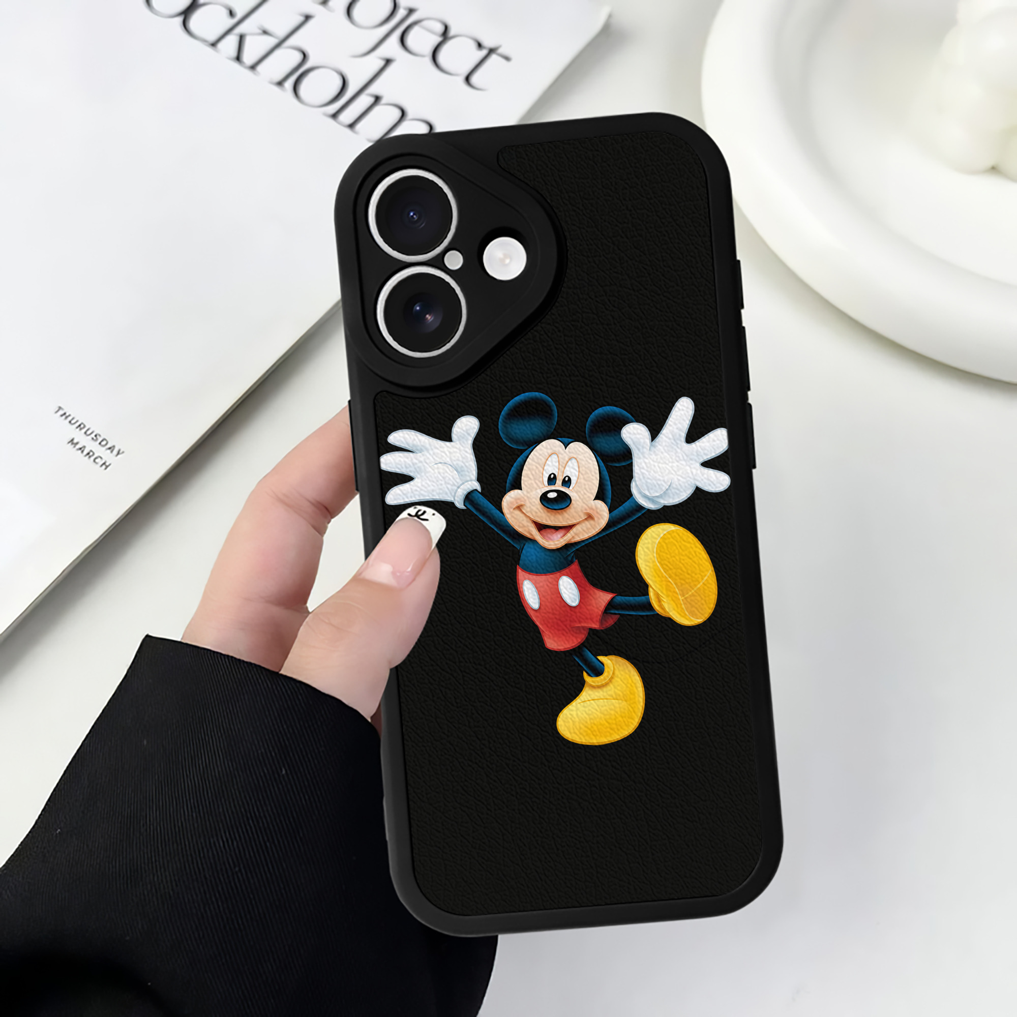 （画像用） ミッキーマウス Mickey Mouse 【iPhone 16シリーズ対応】シリコンスマホケース（レザー調） 材質：シリコン